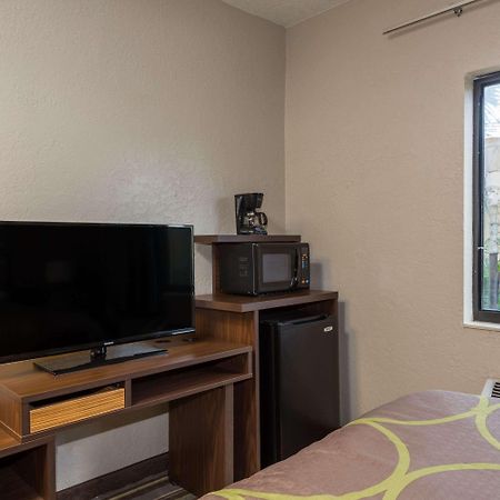 Super 8 By Wyndham Pompano Beach Bagian luar foto