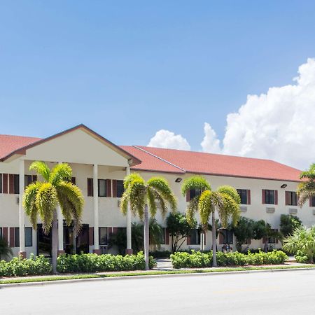 Super 8 By Wyndham Pompano Beach Bagian luar foto