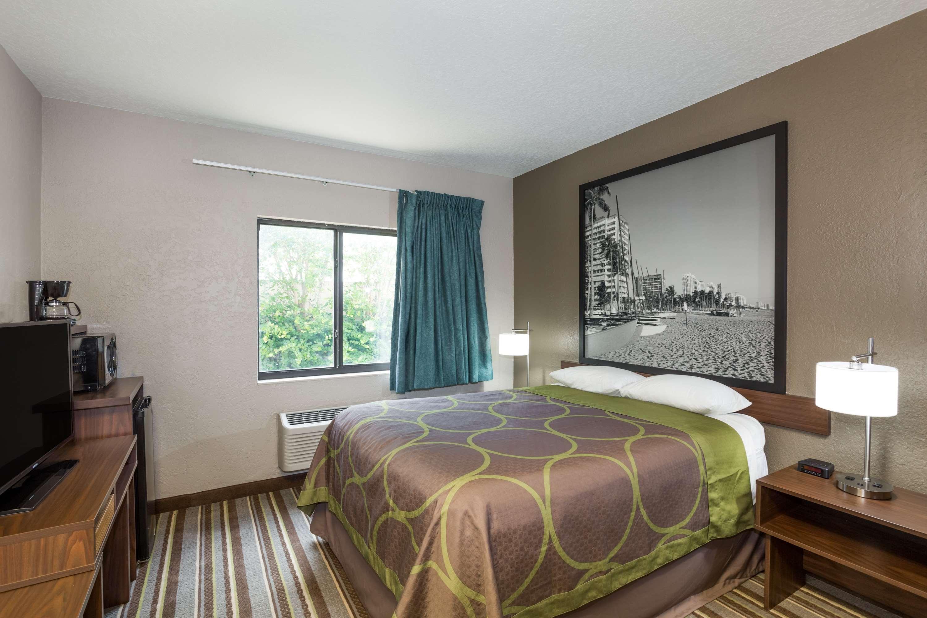 Super 8 By Wyndham Pompano Beach Bagian luar foto