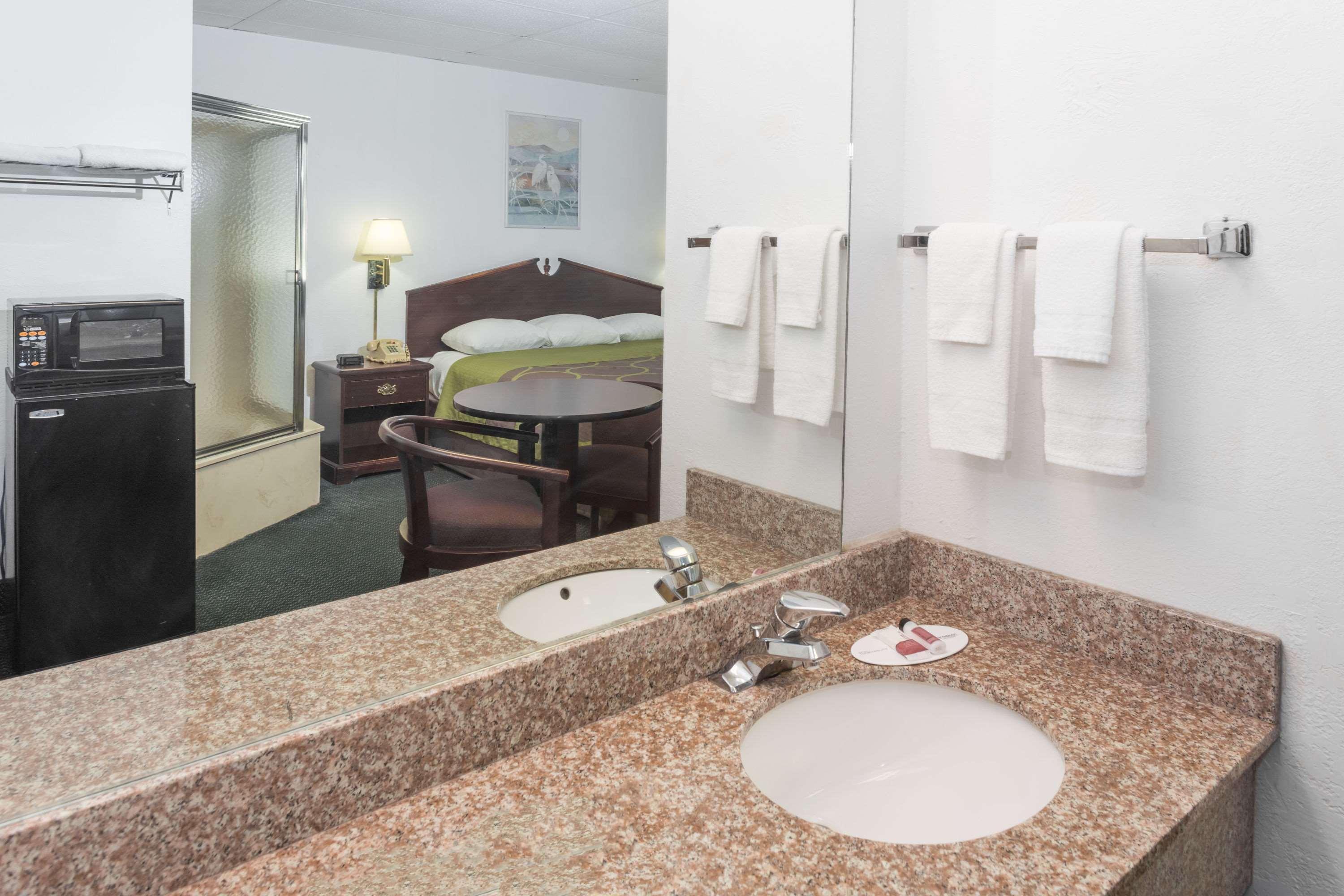 Super 8 By Wyndham Pompano Beach Bagian luar foto