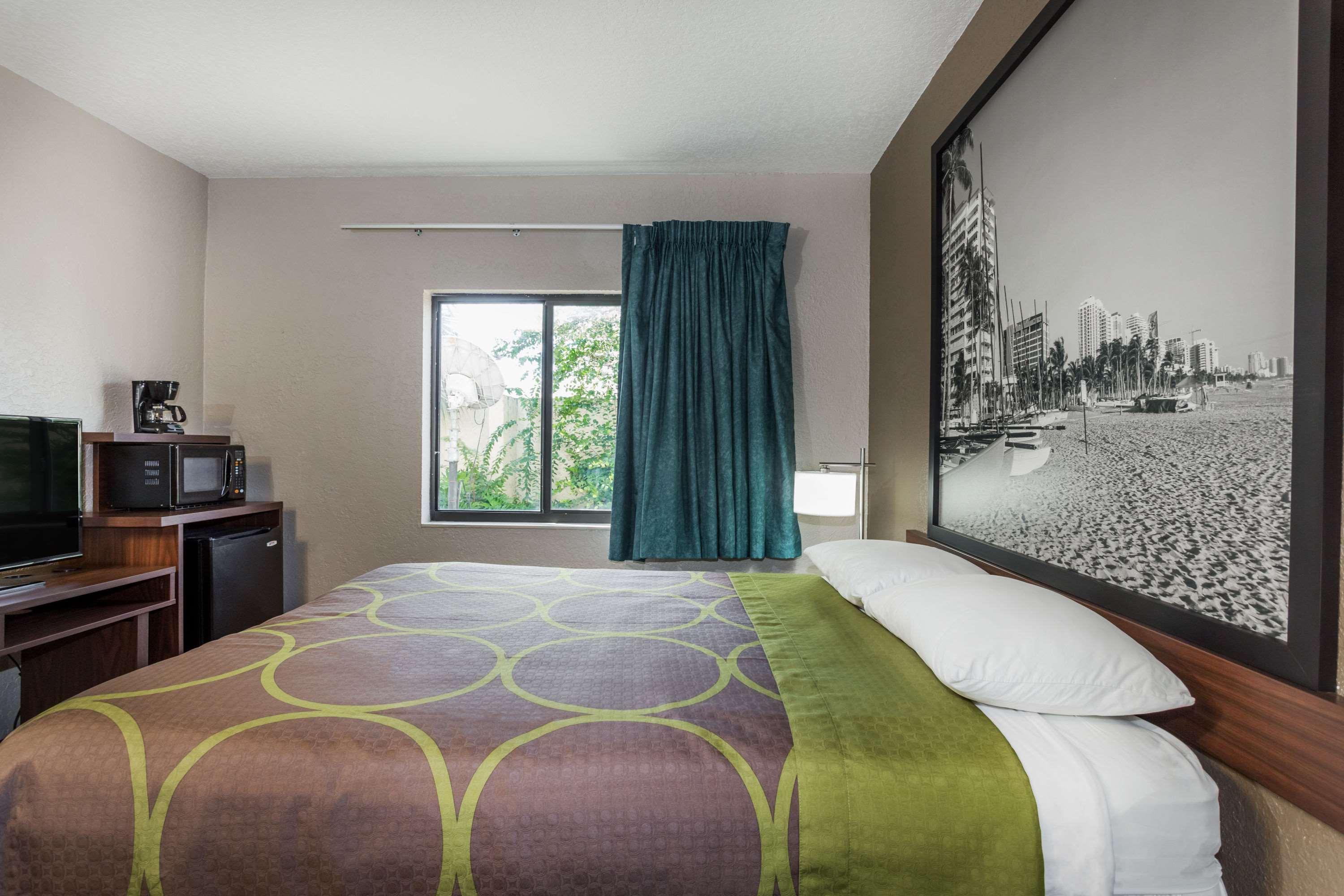 Super 8 By Wyndham Pompano Beach Bagian luar foto