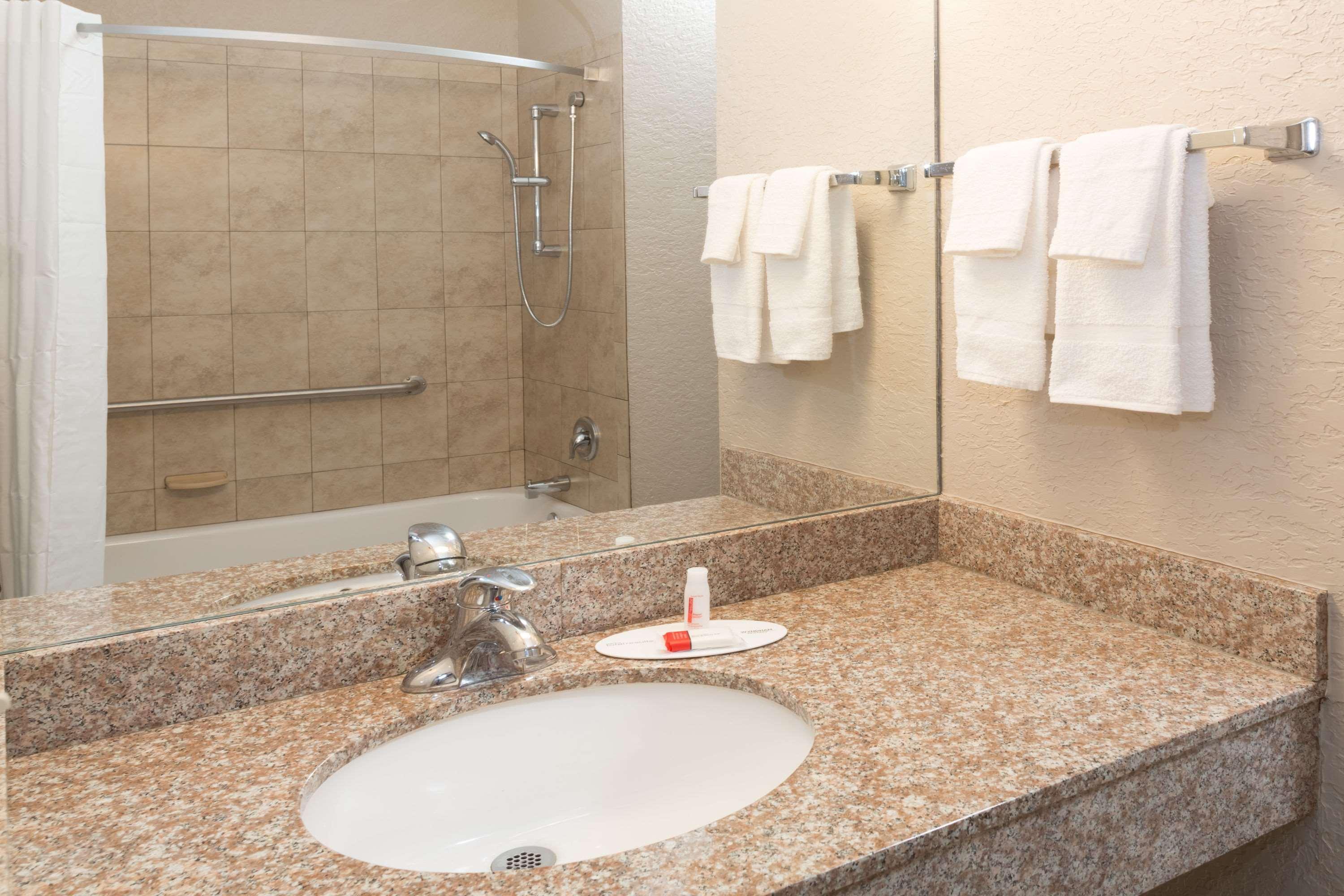 Super 8 By Wyndham Pompano Beach Bagian luar foto
