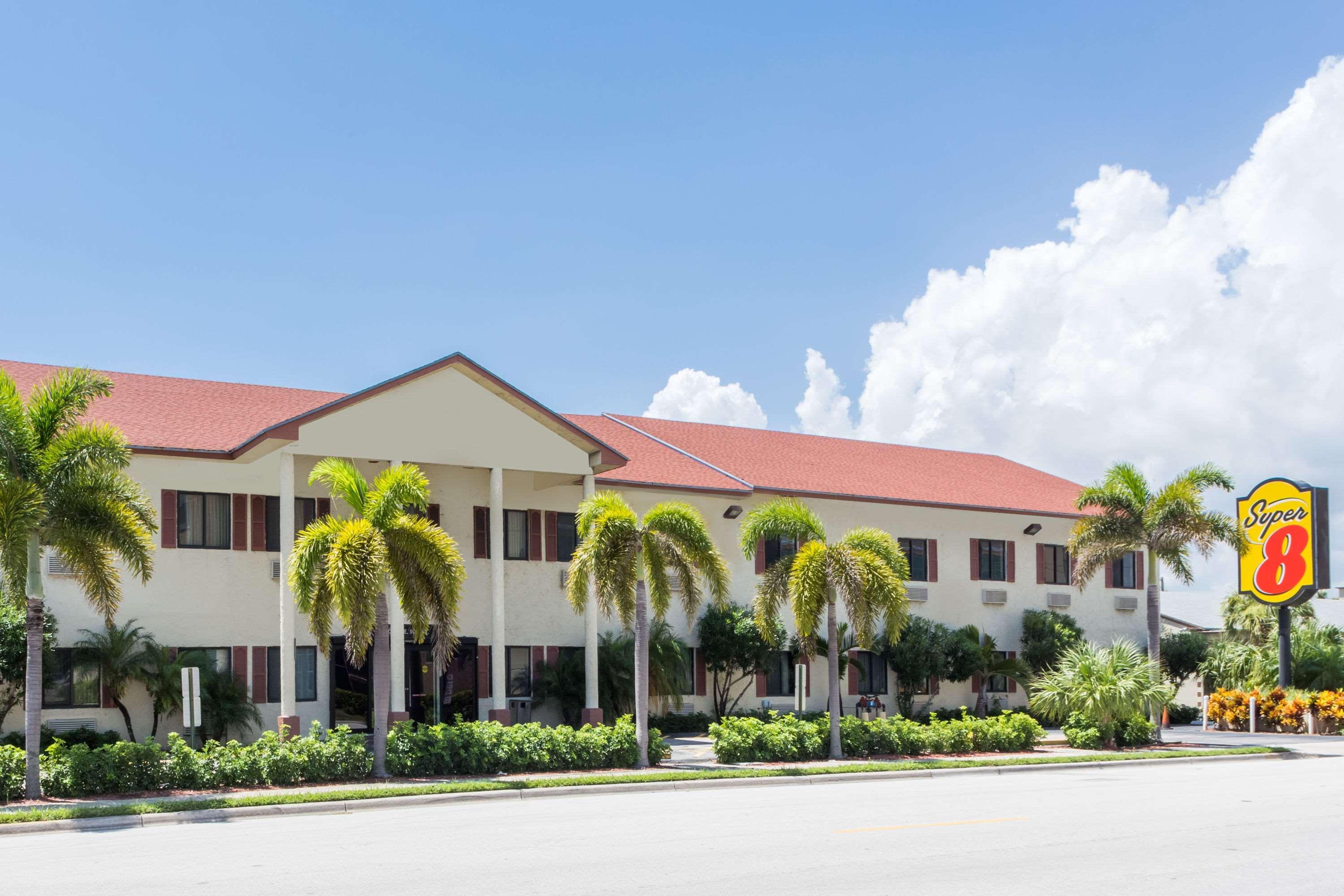 Super 8 By Wyndham Pompano Beach Bagian luar foto