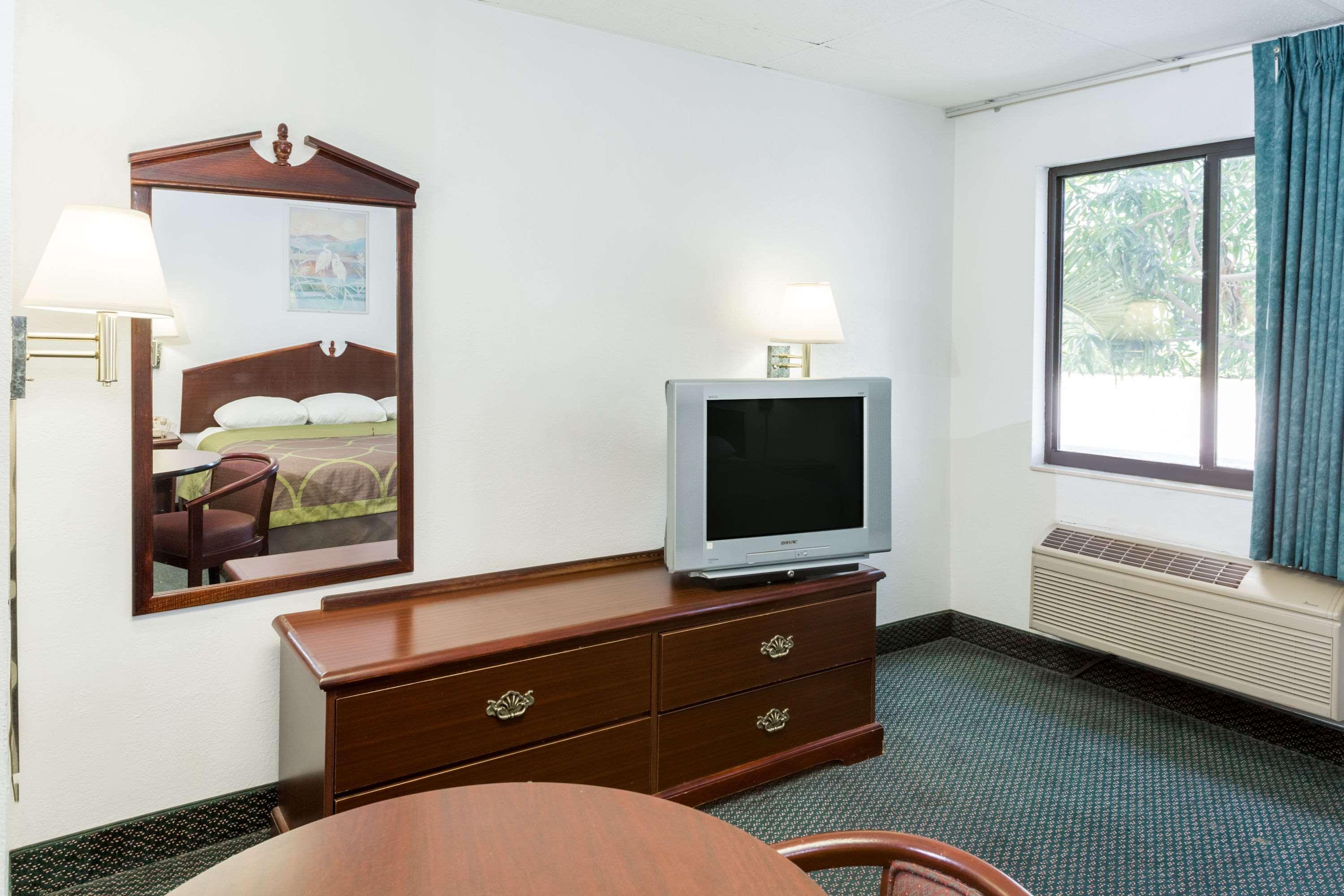 Super 8 By Wyndham Pompano Beach Bagian luar foto