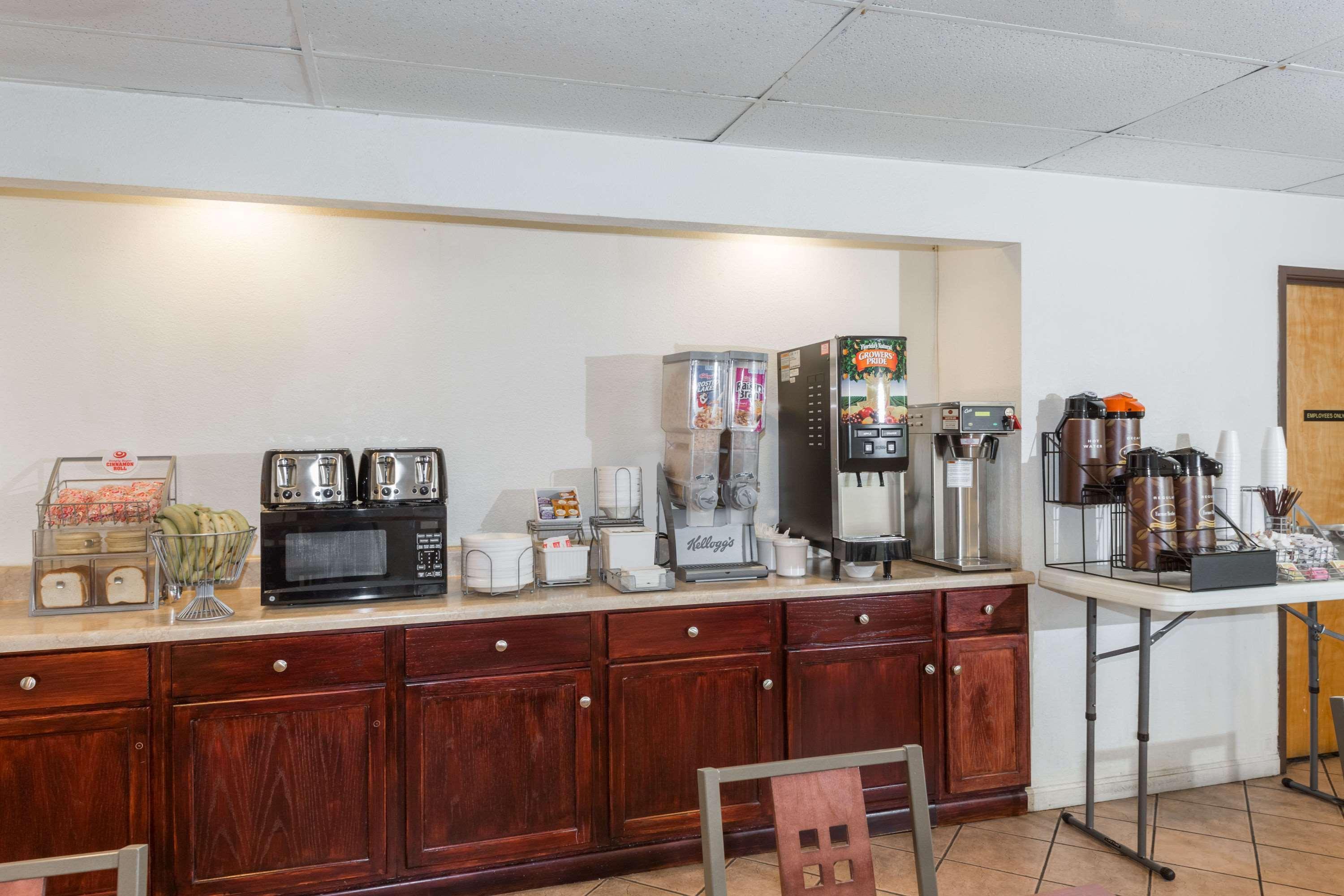 Super 8 By Wyndham Pompano Beach Bagian luar foto