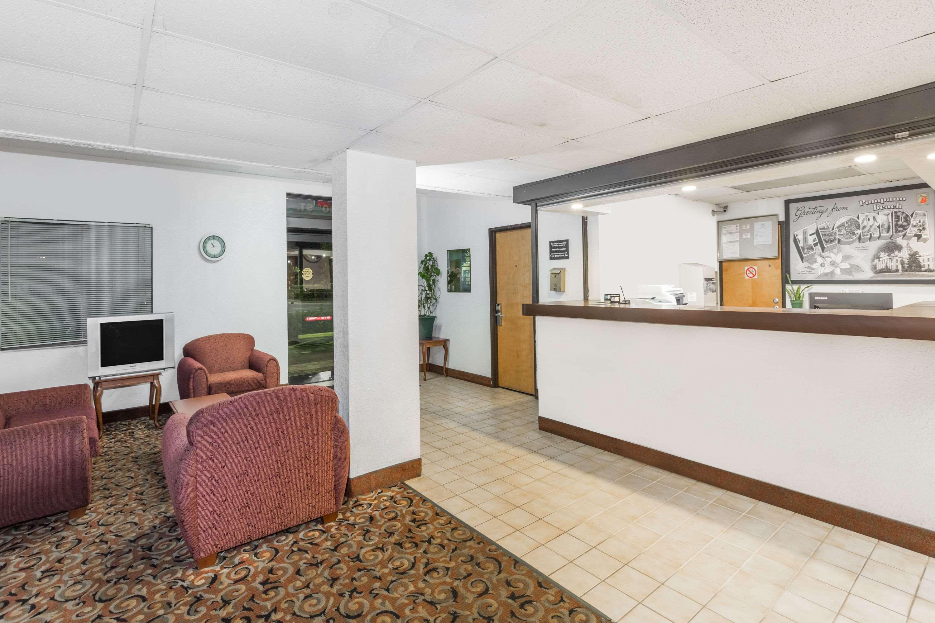 Super 8 By Wyndham Pompano Beach Bagian luar foto