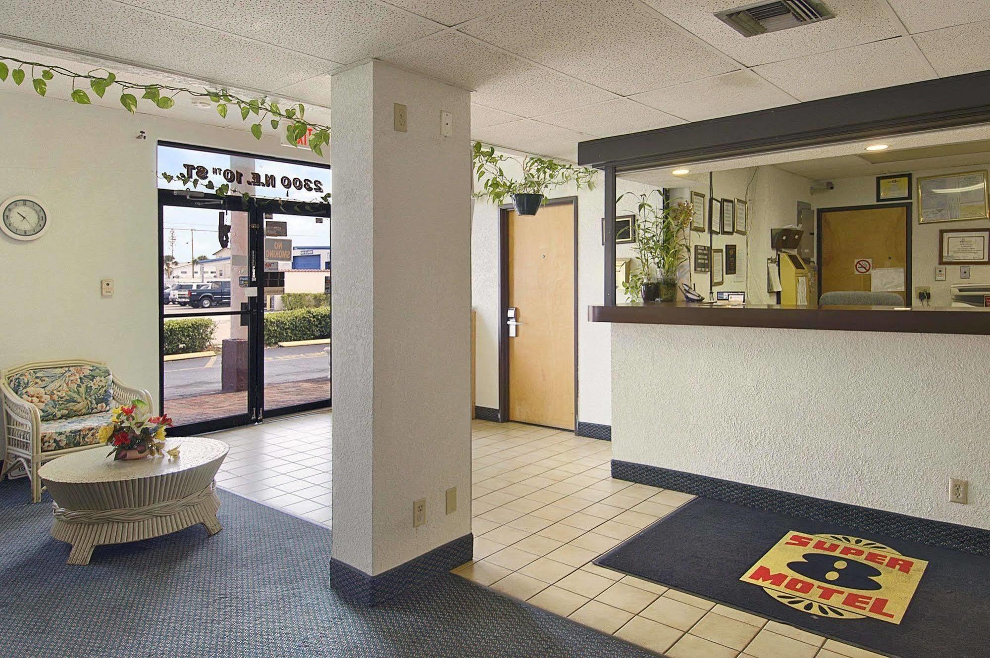 Super 8 By Wyndham Pompano Beach Bagian luar foto