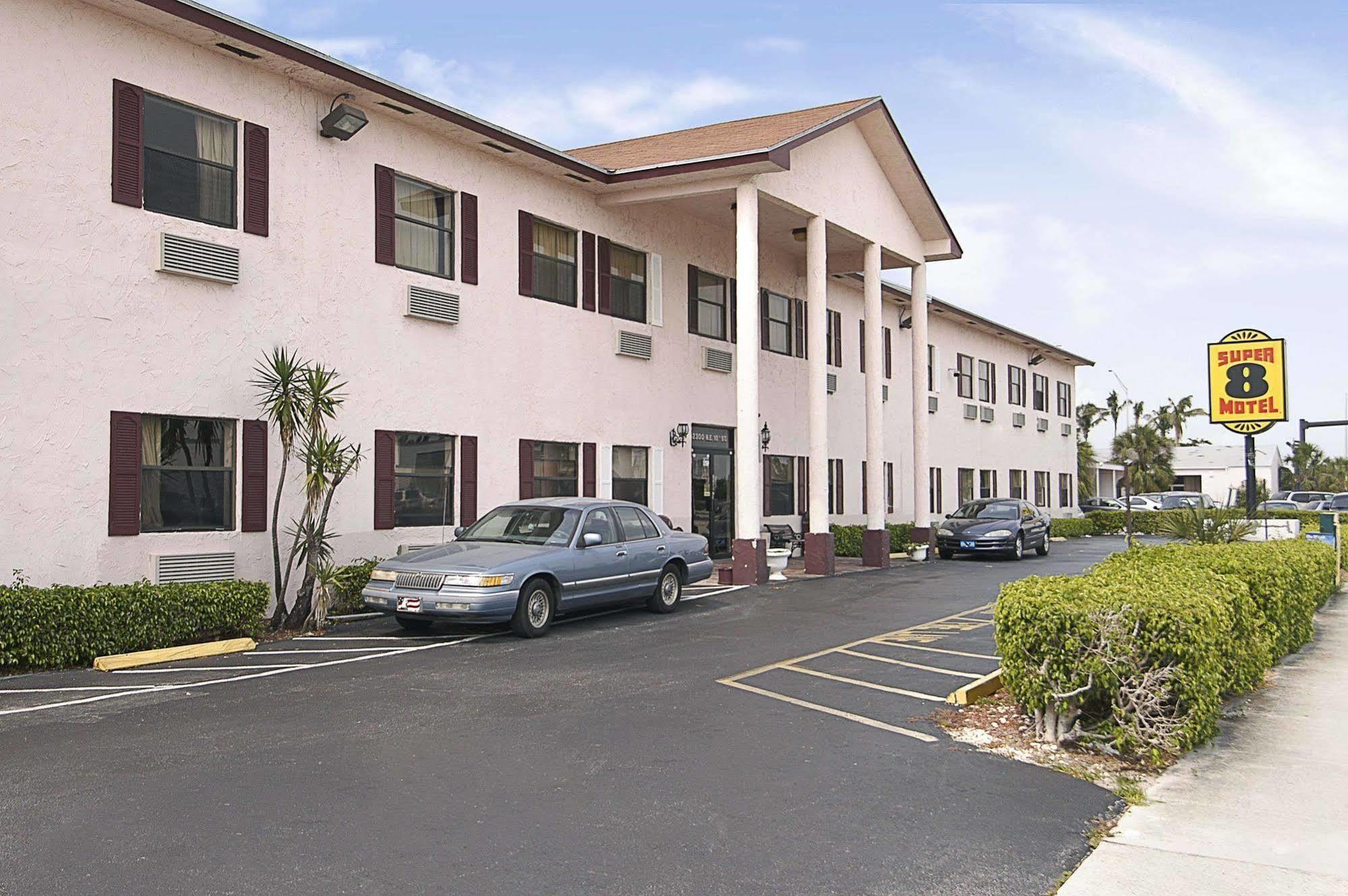 Super 8 By Wyndham Pompano Beach Bagian luar foto