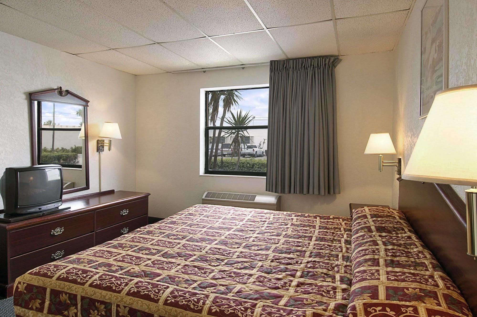 Super 8 By Wyndham Pompano Beach Ruang foto